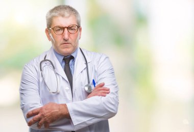 İzole arka plan şüpheci ve sinir, onaylamayan ifade yüz çapraz kollu yakışıklı kıdemli Doktor adam. Negatif kişi.