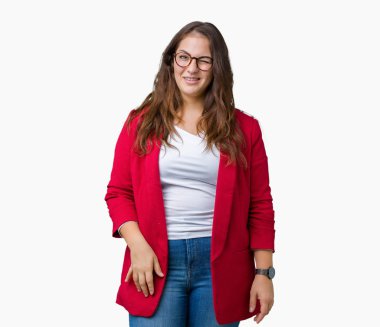 Artı boyutu genç iş kadını güzel üzerinde şık ceket ve gözlük takıyor arka plan seksi bir ifadeyle, neşeli ve mutlu yüzünü kameraya bakarak göz kırpıyor izole.