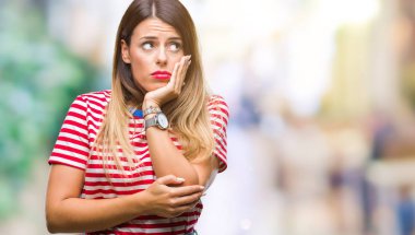 Genç güzel kadın rahat seyir yorgun ve bıkkın ile depresyon sorun Çapraz kollar ile izole arka plan düşünme bak.