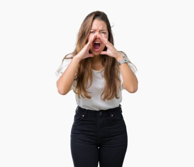 Eller izole arka plan yüksek sesle ile kızgın bağırarak üzerinde genç güzel esmer iş kadın ağzına