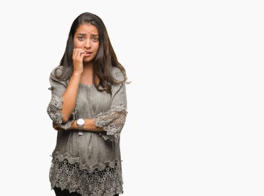 Eller genç güzel Arap kadın stresli ve gergin ile izole arka plan üzerinde tırnak ısırma dudaklarından. Anksiyete sorunu.