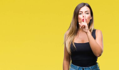 Dudaklarında parmak ile sessiz olmanı izole arka plan üzerinde genç güzel kadın. Sessizlik ve gizli kavramı.