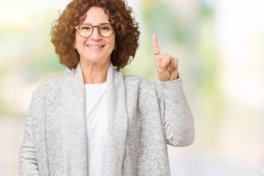 Ceket ve gözlük ve kendinden emin ve mutlu gülümseyerek süre parmak numaralı yukarıyı gösteren izole arka plan üzerinde giyen güzel orta ager üst düzey kadın.