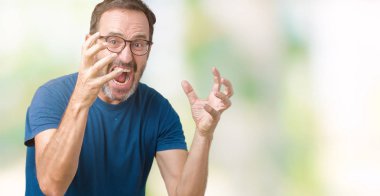 Öfke ile sinirli bağırarak izole arka plan üzerinde gözlük nedir yakışıklı orta yaş ağarmış komuta sizde eller boğazlamak istiyor deli bağırıyor