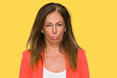 Güzel orta yaş iş yetişkin kadın izole arka plan yüzünden depresyona ve kızgın ve korkmuş ağlıyor sıkıntı için endişeleniyorum. Üzgün ifade.