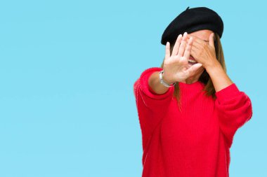 Orta yaş yetişkin kadın üzerinde moda bere takan izole elleriyle gözlerini kapsayan arka plan ve stop jest ile acı ve korku ifadesi. Utandım ve negatif kavramı.