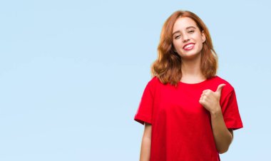 Genç güzel kadın hareketi el ile mutlu yaşasın yapıyor izole arka plan yüzünden. Kameraya bakarak başarı gösteren ile ifade onaylama.