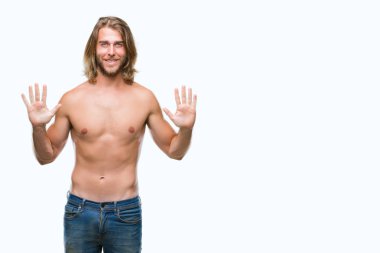 Genç yakışıklı gömleksiz adam uzun saçlı seksi vücut gösterilen ve parmakları ile işaret izole arka plan üzerinde gösterilen kendinden emin ve mutlu gülümseyerek süre on numara.