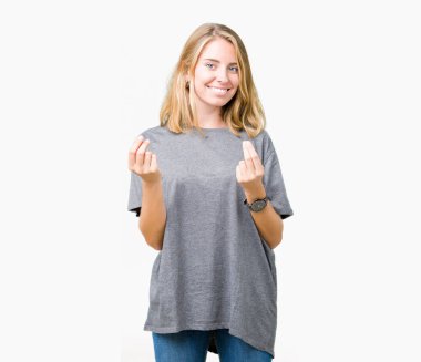 İzole arka plan el ve parmaklar ok işaretiyle yapıyor olumlu gülümseyen üzerinde gözlük güzel ve genç birbayan. Başarılı ifade.