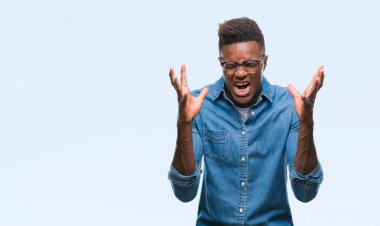 Genç Afro-Amerikan adam kızgın ve silah ile başarı için deli kutluyor izole arka plan üzerinde kaldırdı ve heyecanlı çığlık gözler kapalı. Kazanan kavramı