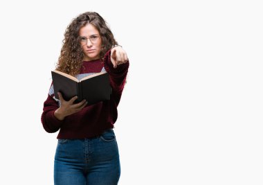 Kamera ve size parmak ile işaret arka plan üzerinde gözlük takan bir kitap okuma genç esmer kız izole, el işareti, pozitif ve kendinden emin bir jest ön