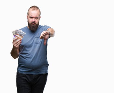 Para demet holding genç hipster adam arka plan kızgın yüzü, eksi işareti aşağı antipati başparmak ile gösterilen, ret kavramı ile izole