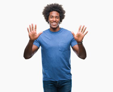 Gösterilen ve parmakları ile işaret izole arka plan üzerinde Afro Amerikalı adam kendinden emin ve mutlu gülümseyerek süre on numara.