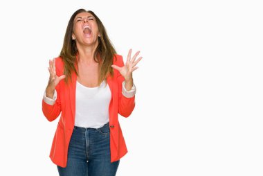 Güzel orta yaş iş yetişkin kadın izole arka plan çılgın ve kızgın bağırarak ve agresif ifade ve silah kaldırdı bağırıyor. Hayal kırıklığı kavramı.