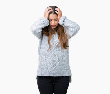 Çünkü çaresiz ve stresli baş ağrısı acı izole arka plan üzerinde kazak giyen genç güzel esmer kadın ağrı ve migren. Ellerini kafasına.