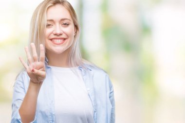 Genç Sarışın kadın gösterilen ve parmakları ile işaret izole arka plan yüzünden kendinden emin ve mutlu gülümseyerek süre dört numara.