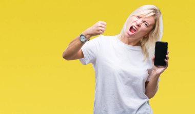 Genç güzel sarışın kadın gösteren ekran smartphone üzerinde izole arka rahatsız ve boşa çıkarmak ile öfke, çılgın ve yükseltilmiş eliyle diye bağıran öfke kavramı bağırarak.