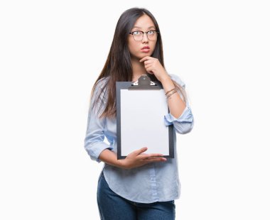 Genç Asya iş kadın holding Pano izole arka plan ciddi bir yüz düşünme hakkında soru, çok karışık bir fikir üzerinde