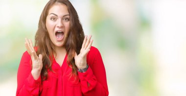 Güzel izole arka plan kutlama üzerinden boyutu genç iş kadını deli ve silah ile başarı için hayran artı çığlık kaldırdı ve açık gözleri heyecanlı. Kazanan kavramı