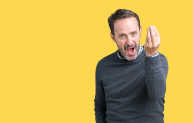 Yakışıklı orta yaş komuta sizde izole arka plan üzerinde yapıyor İtalyan bir kazak giyen jest el ve parmak emin ifadesiyle