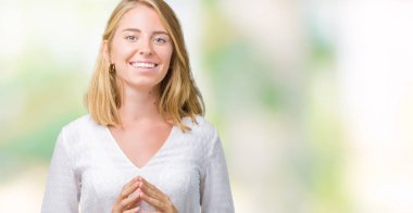 İzole arka plan el ve parmaklar ok işaretiyle yapıyor olumlu gülümseyen üzerinde gözlük güzel ve genç birbayan. Başarılı ifade.