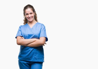 Kameraya bakarak çapraz silah ile gülümseyen izole arka plan mutlu yüzüne hemşire ya da cerrah üniforma giyen genç esmer doktor kız. Olumlu bir kişi.