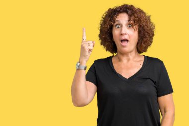 Güzel orta ager üst düzey kadın başarılı fikirle parmağı yukarıyı izole arka plan yüzünden. Çıktıktan ve mutlu. Bir numara.