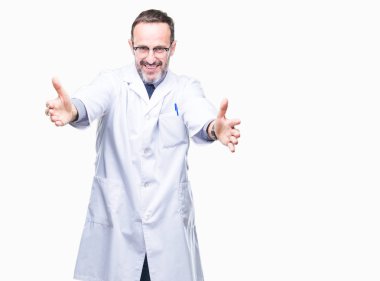 Orta yaş üst düzey ağarmış profesyonel adam ile gülümseyerek kameraya bakarak izole arka plan üzerinde beyaz önlük giyen silah sarılmak için açın. Neşeli ifade kucaklayan mutluluk.