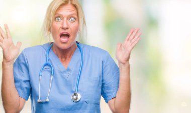 Orta yaş sarışın hemşire cerrah doktor kadın yüzünden arka plan deli kutluyor izole ve crazy arms ile başarı için kaldırdı ve heyecanlı çığlık gözler kapalı. Kazanan kavramı