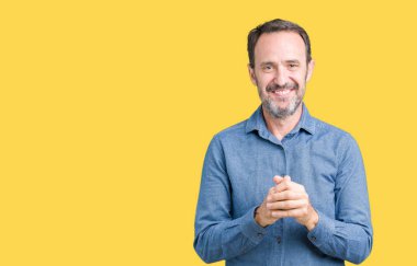 Yakışıklı orta yaş üzerinde zarif komuta sizde birlikte arka plan eller izole ve parmakları rahat ve neşeli gülümseyen geçti. Başarı ve iyimser