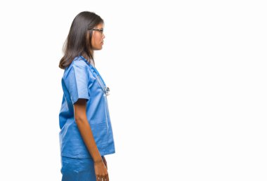 Genç Asyalı kadın kamera ile mutlu ve komik yüz için parmakları işaret izole arka plan üzerinde. İyi enerji ve vibes.