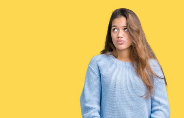 İzole arka plan yapma balık yüzüne dudaklı, çılgın ve komik bir jest mavi kış kazak giyen genç güzel esmer kadın. Komik ifade.