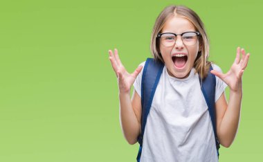Sırt çantası üzerinde giyen genç güzel akıllı öğrenci kız arka plan deli kutluyor izole ve crazy arms ile başarı için kaldırdı ve heyecanlı çığlık gözler kapalı. Kazanan kavramı
