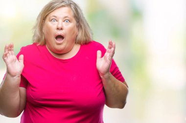 İzole arka plan korkuyor ve şok sürpriz ifade, korku ve heyecan yüz ile üst düzey artı boyutu beyaz kadın.