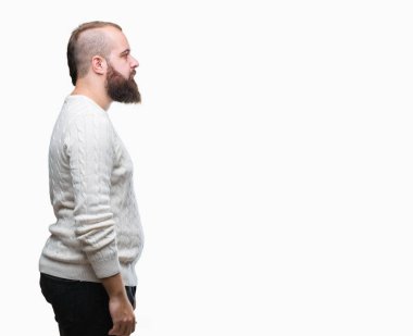 Genç beyaz hipster adam giyen kış kazak izole arka tarafına, seyir üzerinde dinlenmek doğal yüz emin gülümseme ile pozuyla profili.