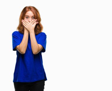 Genç güzel kadın izole arka plan ağız hata için elleriyle kapsayan şok yüzünden. Gizli kavramı.