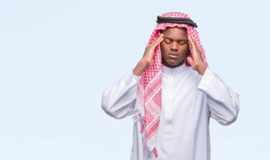 Çünkü geleneksel keffiyeh üzerinde giyen genç Arapça Afrika adam arka plan baş baş ağrısı için el ile izole stres. Migren muzdarip.