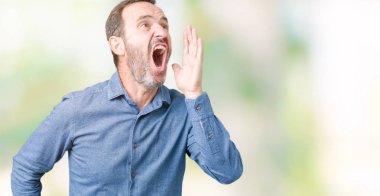 Yakışıklı orta yaş bağırarak ve ağzı üzerinde el ile yan için çığlık izole arka plan üzerinde zarif komuta sizde. İletişim kavramı.