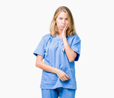 İzole arka plan el ve parmaklar ok işaretiyle yapıyor olumlu gülümseyen üzerinde gözlük güzel ve genç birbayan. Başarılı ifade.