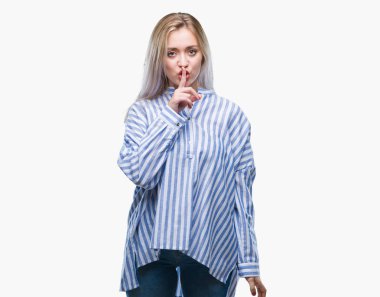 Genç Sarışın kadın dudaklarında parmak ile sessiz olmanı izole arka plan yüzünden. Sessizlik ve gizli kavramı.