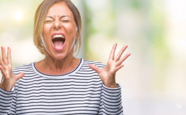 Orta yaş üst düzey İspanyol kadın yüzünden kızgın ve silah ile başarı için deli kutluyor izole arka plan ortaya çıkar ve heyecanlı çığlık gözler kapalı. Kazanan kavramı