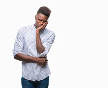 İzole arka plan düşünme seyir üzerinde genç Afro-Amerikan adam yorgun ve sıkılmış çapraz silah depresyon sorunları ile.