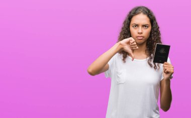 Kızgın yüz, eksi işareti aşağı antipati başparmak ile gösterilen, ret kavramı ile Avustralya pasaportu tutan genç İspanyol kadın