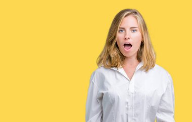 İzole arka plan el ve parmaklar ok işaretiyle yapıyor olumlu gülümseyen üzerinde gözlük güzel ve genç birbayan. Başarılı ifade.