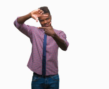 Elle yapma çerçeve ve parmakları ile mutlu yüz gülümseyen izole arka plan üzerinde genç Afro-Amerikalı iş adamı. Yaratıcılık ve Fotoğrafçılık kavramı.