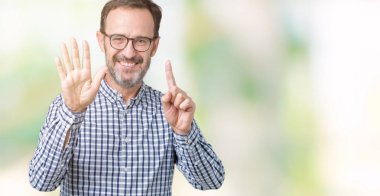 Gösterilen arka plan üzerinde gözlük takan yakışıklı orta yaş zarif üst düzey iş adamı izole ve parmakları ile işaret kendinden emin ve mutlu gülümseyerek süre 6 numara.