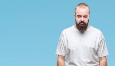 Rahat t-shirt üzerine depresif izole arka plan ve sıkıntı, endişe giyen genç beyaz hipster adam kızgın ve korkmuş ağlıyor. Üzgün ifade.