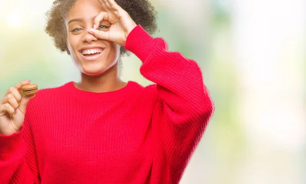 Joven Mujer Afroamericana Comiendo Chocolate Macaron Sobre Fondo Aislado Con — Foto de Stock