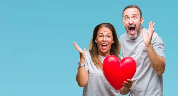 Casal Hispânico Meia Idade Amor Segurando Coração Vermelho Sobre Fundo — Fotografia de Stock