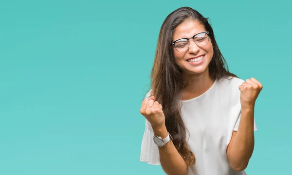 Jovem Bela Mulher Árabe Vestindo Óculos Sobre Fundo Isolado Muito — Fotografia de Stock